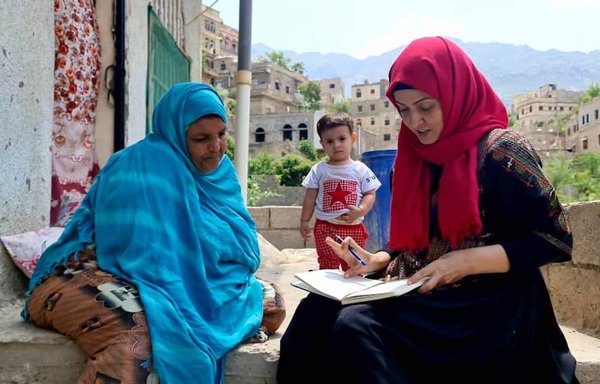 On October 9, Umm Ghamdan (L) speaks with lawyer Ishraq al-Maqtari, spokeswoman for the National Committee to Investigate Alleged Violations of Human Rights about the humanitarian situation and violations committed by the Houthis. [National Committee to Investigate Alleged Violations of Human Rights]