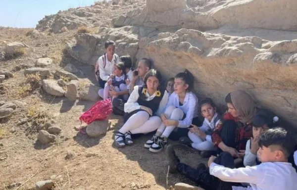 پناه گرفتن غیرنظامیان کرد طی آخرین بمباران اقلیم کردستان عراق توسط ایران که اواسط مهرماه به وقوع پیوست. [ایران اینترنشنال]