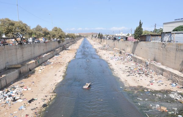 نهر أبو علي في طرابلس تحول إلى مكب نفايات لوث مياهه، في وقت يسود فيه القلق من تفشي وباء الكوليرا. [زياد حاتم/المشارق]