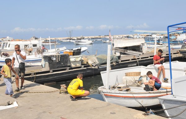 صورة تظهر ميناء طرابلس حيث استقل عدد كبير من العائلات الفقيرة قوارب الهجرة غير الشرعية. [زياد حاتم/المشارق]