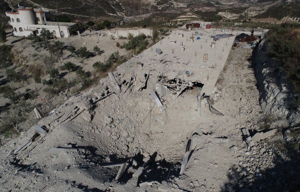 این عکس که روز ۱۹ مهر منتشر شده، میزان آسیب وارده به یک مرغداری در استان ادلب در غرب سوریه بر اثر حملۀ هوایی روسیه را نشان می‌دهد. [کلاه‌سفیدها]