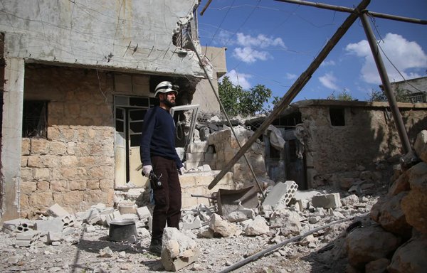 یکی از اعضای کلاه‌سفیدها روز ۲۵ مهر در روستای نحله در جنوب ادلب خانه‌ای را که در حملۀ هوایی روسیه هدف قرار گرفته است، بررسی می‌کند. [کلاه‌سفیدها]