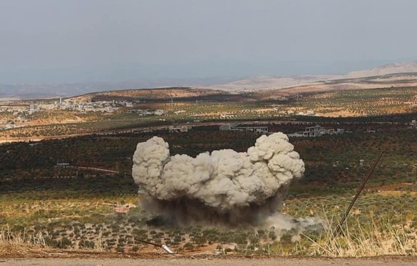 انفجار موشک شلیک‌شده از یک هواپیمای جنگندۀ روسیه در روز ۱۹ مهر در یک باغ زیتون در جنوب استان ادلب سوریه. [کلاه‌سفیدها]