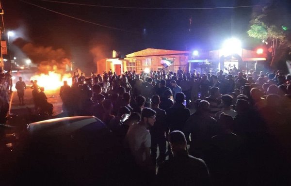 معترضان در روستاهای حلب در تظاهراتی در محکوم کردن حکومت ائتلاف افراطی تحریرالشام شرکت کردند. [صفحۀ فیسبوک هادی العبدالله]