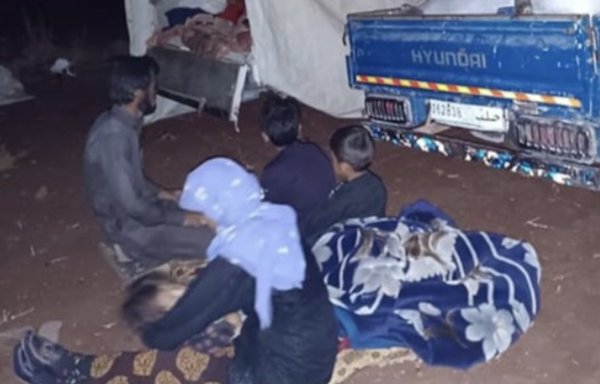 هزاران غیرنظامی در بحبوحۀ درگیری‌های خشونت‌آمیزی که میان تحریرالشام و یک جناح مخالف دولت به‌نام «سپاه سوم» درگرفت، از مناطق روستایی غرب حلب گریختند. این خانواده ها به روستای عفرین رسیده‌اند و اکنون در فضای باز و بدون سرپناه هستند. [شبکۀ حقوق بشر سوریه]