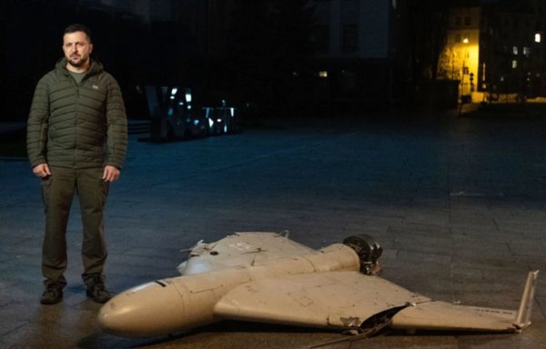 الرئيس الأوكراني فولودمير زيلينسكي يقف إلى جوار بقايا طائرة مسيرة إيرانية يوم 28 تشرين الأول/أكتوبر. [President.gov.ua]