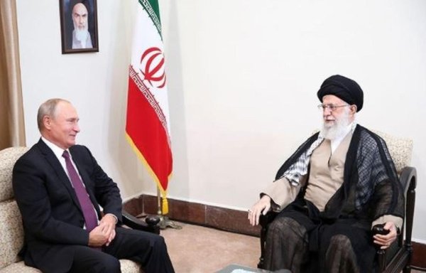 الرئيس الروسي فلاديمير بوتين يلتقي المرشد الإيراني علي خامنئي خلال زيارة إلى طهران في تموز/يوليو. [إنديبندينت فارسية]