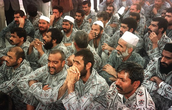 در این عکس آرشیوی مربوط به مهر ۱۳۷۸، چند زندانی ایرانی و خارجی که به اتهام قاچاق مواد مخدر دوره‌های محکومیت‌شان را در زندان مرکزی زاهدان،‌ واقع در جنوب شرقی ایران، می‌گذرانند برای دیدار با خبرنگاران و سفیران خارجی مستقر در تهران جمع شده‌اند. [ژان میشل کادیوت/ خبرگزاری فرانسه]