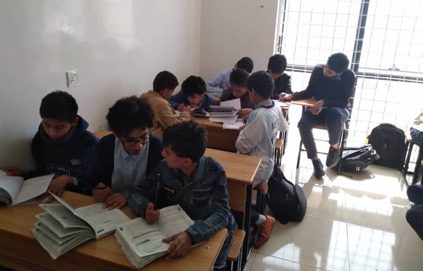 Students study together at a private school in Sanaa because they are without a teacher. Their teacher has refused to teach them under modifications made to the curriculum by the Houthis. [Aboud al-Tamimi/Al-Mashareq]