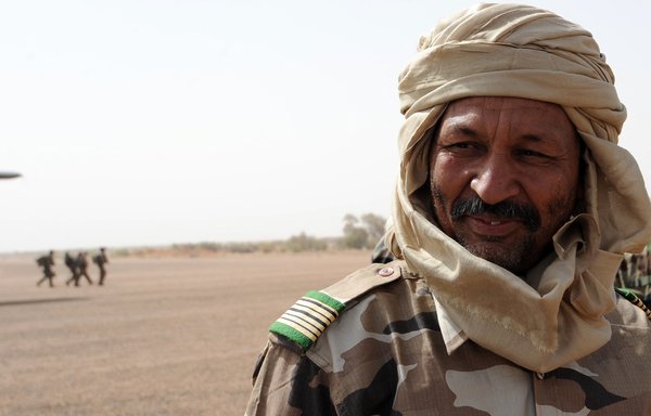 صورة التقطت في 2 شباط/فبراير 2013 تظهر الضابط البارز في الجيش المالي الحاج آغ جامو لدى وصوله إلى مطار غاو. [سيا كامبو/وكالة الصحافة الفرنسية]