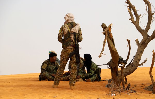 مقاتلون من حركة إنقاذ أزواد وهي حركة طوارق سياسية مسلحة في منطقة أزواد بمالي، في فترة استراحة في الصحراء خارج ميناكا يوم 14 آذار/مارس 2020 أثناء تنفيذهم دورية. [سليمان أغ أنارا/وكالة الصحافة الفرنسية]