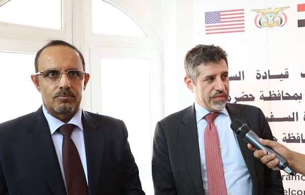محافظ حضرموت مبخوت بن ماضي (إلى اليسار) يجيب على أسئلة مع السفير الأميركي لدى اليمن ستيفن فايغن. [المكتب الإعلامي لمحافظ حضرموت]