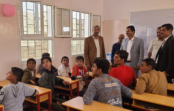 علی العباب، معاون وزیر آموزش و پرورش یمن، روز ۳۰ شهریور در مراسم افتتاحیۀ مدرسۀ التحدی ویژۀ دانش‌آموزان ناشنوا و کم‌شنوا در استان مأرب شرکت کرده است. [دفتر آموزش و پرورش استان مأرب]