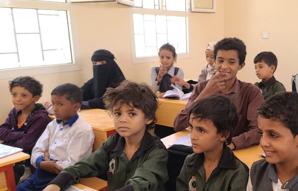 شهریورماه، دانش‌آموزان در استان مأرب یمن در مدرسۀ التحدی که ویژۀ دانش‌آموزان ناشنوا و کم‌شنوا است، در کلاس حضور یافته‌اند. [دفتر آموزش و پرورش استان مأرب]