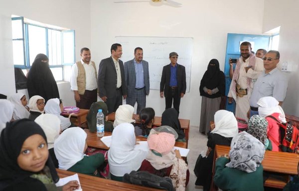 مقامات آموزش و پرورش در مدرسۀ دخترانه‌ای در اردوگاه الجفینه،‌ واقع در استان مأرب که ویژۀ آوارگان داخلی است و با بودجۀ خارجی فعالیت می‌کند، مشغول بازرسی هستند. [دفتر آموزش و پرورش استان مأرب]