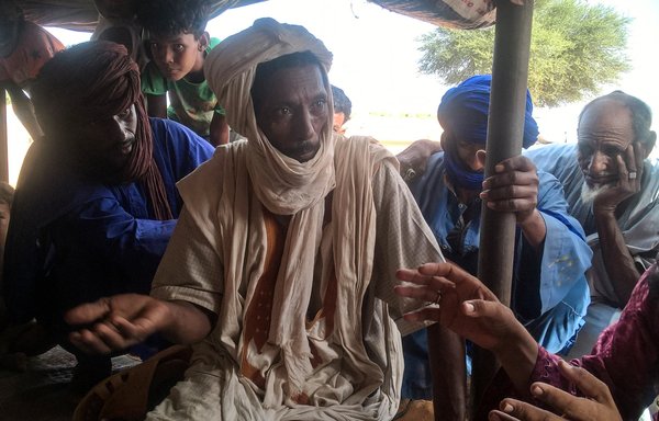 لاجئون ماليون يجلسون تحت خيمة في مخيم امبرا للاجئين في جنوب شرقي موريتانيا يوم 29 أيلول/سبتمبر 2017. [سليم صاحب عتابة/وكالة الصحافة الفرنسية]