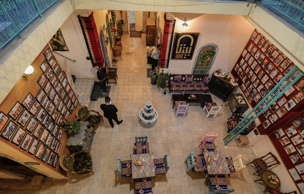صورة لمقهى بيتنا في منطقة أعيد إعمارها في مدينة الموصل القديمة التي دمرتها الحرب بتاريخ 28 تشرين الثاني/نوفمبر. [زيد العبيدي/وكالة الصحافة الفرنسية]