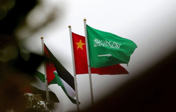 صورة التقطت في 7 كانون الأول/ديسمبر في شارع بالرياض، وتظهر العلمين الصيني والسعودي قبيل زيارة الرئيس الصيني إلى العاصمة السعودية. [فايز نورالدين/وكالة الصحافة الفرنسية]