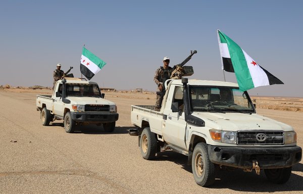 دورية لعناصر جيش مغاوير الثورة. تتولى هذه الميليشيا مسؤولية تأمين منطقة البادية ومحيط قاعدة التنف. [جيش مغاوير الثورة]