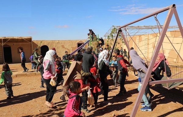 المقيمون في مخيم الركبان في صورة نشرت على الإنترنت يوم 25 حزيران/يونيو. قال نشطاء إن ثمة مخاوف متزايدة من تعريض المدنيين للخطر في مخيم الركبان بسبب التحركات الإيرانية والروسية. [صفحة مخيم الركبان على فيسبوك]