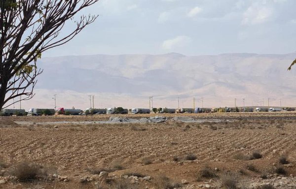 صورة تظهر قافلة من ناقلات النفط وهي تعبر بمنطقة البقاع في لبنان خلال الأسابيع الماضية. [المشارق]