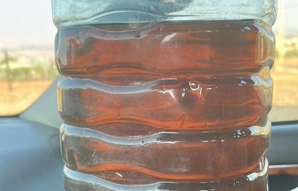 يتميز المازوت المتدني الجودة الذي يهربه حزب الله إلى لبنان بلونه الأحمر. [المشارق]