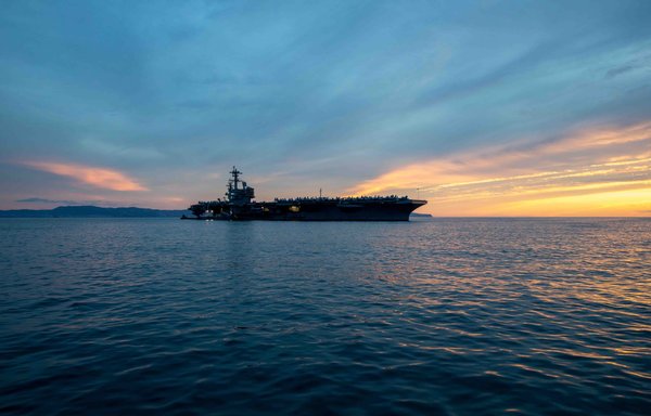 حاملة الطائرات يو أس أس جورج بوش في نابولي بإيطاليا في تشرين الثاني/نوفمبر. [البحرية الأميركية]