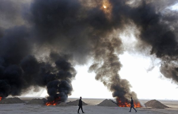 روز ۲۷ آذر، مقام‌های دولت عراق در حال امحای حدود شش تن مواد مخدر در منطقۀ نهروان بغداد هستند. مقداری از این مواد سال‌ها در انبار بوده است. [صباح عرار/خبرگزاری فرانسه]