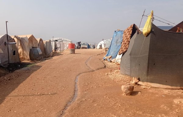 يحتضن مخيم التح في ريف إدلب بالشمال السوري مئات العائلات السورية النازحة من قراها حيث يعيشون في ظروف صعبة. [عبد السلام اليوسف]