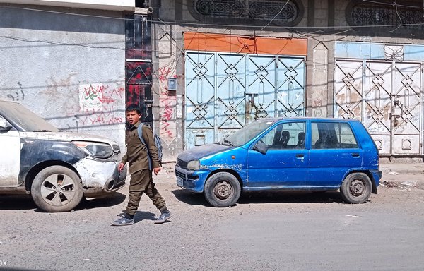احتمال اینکه دانش‌آموزان یمنی خانواده‌های آواره به‌دلیل شرایط دشوار ترک تحصیل کنند، بیشتر است. [هیثم محمد/المشارق]