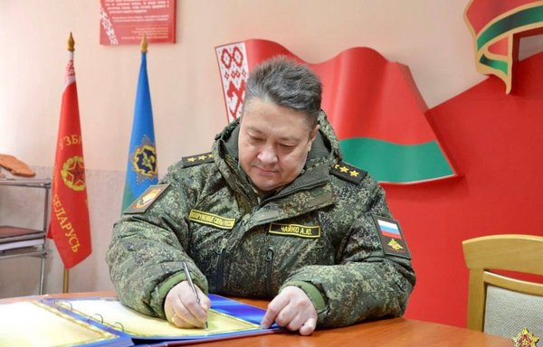 In a photo tweeted January 29, Russian Col. Gen. Aleksandr Chaiko signs a document in Belarus. Chaiko was recently reassigned to Syria after a string of battlefield reversals in the Ukraine war. [Belarusian Defence Ministry/Twitter]