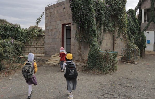 طالبات في محافظة الضالع باليمن يتجهن إلى مرافق المياه في إحدى المدارس المستفيدة من مشروع مشترك بين المعونة الأميركية واليونيسف. [منظمة اليونيسف]