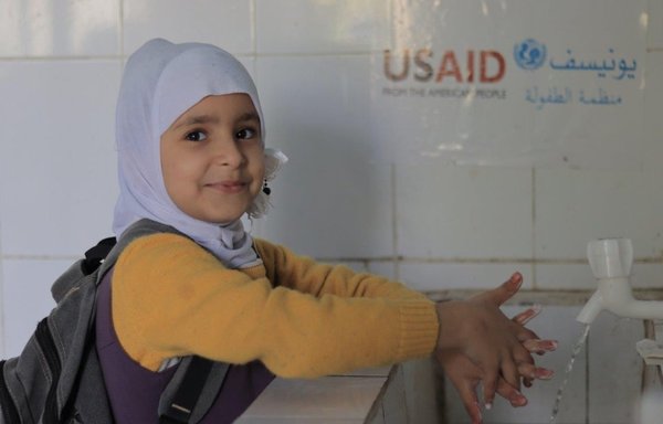 طالبة في محافظة الضالع تغسل يديها في مرافق المياه المستحدثة في إحدى المدارس المستفيدة من مشروع مشترك بين المعونة الأميركية واليونيسف. [منظمة اليونيسف]