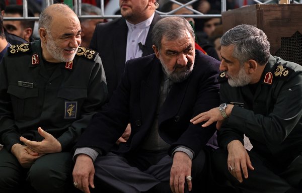 حسین سلامی فرمانده سپاه پاسداران انقلاب اسلامی، محسن رضایی فرمانده سابق سپاه، و امیرعلی حاجی‌زاده فرمانده نیروی هوافضای سپاه، روز ۱۳ دی در مراسمی به مناسبت سومین سالمرگ قاسم سلیمانی، فرمانده پیشین نیروی قدس، در تهران شرکت کردند. [عطا کناره/ خبرگزاری فرانسه]