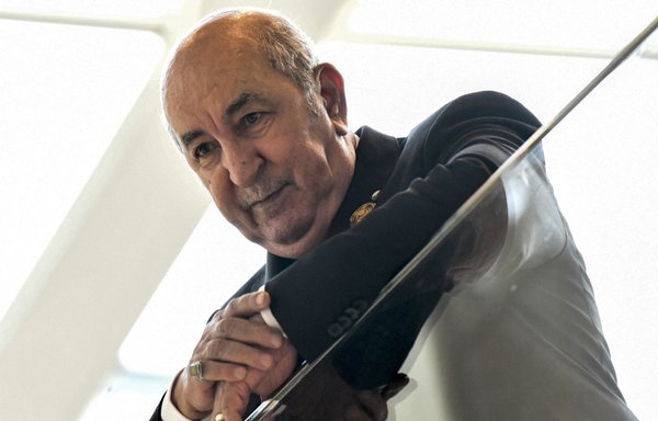 عبدالمجید تبون، رئیس‌جمهوری الجزایر، روز ۱۱ آبان در مراسم پایانی سی و یکمین نشست اتحادیۀ عرب در الجزایر. [خبرگزاری فرانسه]