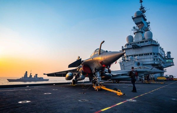 در این تصویر مربوط به دی‌ماه، یک ناوچۀ فرانسوی دیده می‌شود که در کنار ناو هواپیمابر شارل دوگل در حرکت است. [نیروی دریایی فرانسه]