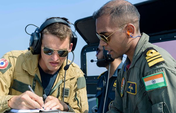 روز ۲۹ دی‌ماه، پرسنل نظامی فرانسه و هند با هم آموزش می‌بینند. [نیروی دریایی فرانسه]