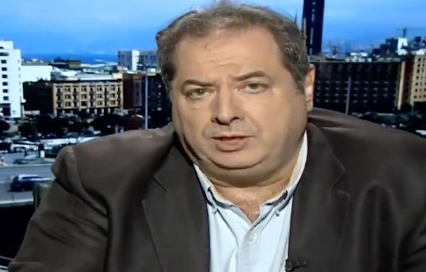 حسن مقلد، یک صراف لبنانی که نامش در فهرست سیاه قرار دارد، در تیرماه ۱۴۰۰ در این عکس گرفتهشده از ویدیوی خبری المیادین دیده میشود. مقلد این ویدیو را در حساب توییتر خود بازتوییت کرده است.