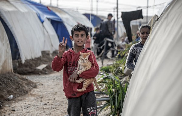 سكان مخيم الجدعة للنازحين قرب مدينة الموصل العراقية يوم 21 كانون الأول/ديسمبر 2022. [زيد العبيدي/وكالة الصحافة الفرنسية]