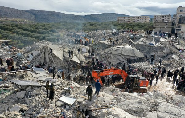 در پی وقوع زمین‌لرزهٔ بامداد ۱۷ بهمن در روستای بسنیه از توابع استان ادلب سوریه، اهالی این روستا در میان آوار ساختمان‌های فروریخته به‌دنبال بازماندگان می‌گردند. [عمر حاجم قدور/خبرگزاری فرانسه]