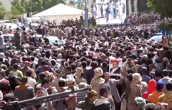 در این عکس مربوط به کلیپ ویدئویی منتشرشده در کانال تلویزیونی المسیره، که تحت کنترل حوثیهاست، یمنیها در روز ٢٦ مهرماه ١٤۰۰ در یک میدان عمومی تجمع کردهاند و حوثیها در حال اجرای مراسم اعدام دستهجمعی هستند.