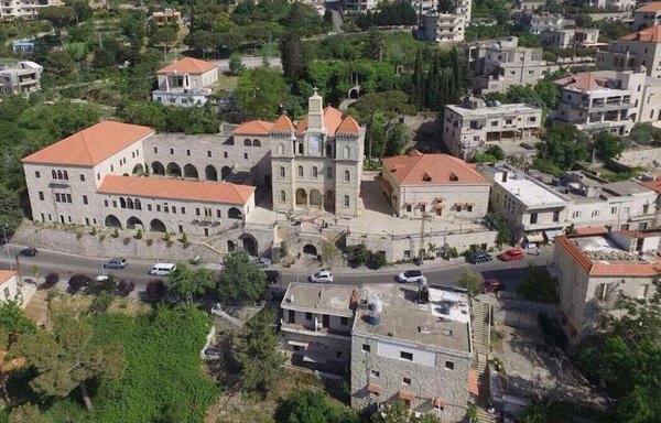 نمای کلی سوق‌الغرب، شهری در بخش عالیۀ استان جبل لبنان، که قرار است شعبۀ جدیدی از بنیاد قرض‌الحسن در آن افتتاح شود. [برگرفته از صفحۀ فیس‌بوک سوق‌الغرب]