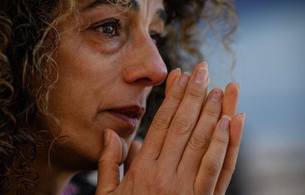 تصویری از مسیح علینژاد، کنشگر ایرانی-آمریکایی حقوق زنان، که روز ۱۴ مهر گذشته در جریان مصاحبه‌ای در نیویورک احساساتی شده است. علینژاد، که هدف یک توطئۀ آدم‌ربایی قرار گرفته بود، می‌گوید که قرار بوده در یک ترور هدف قرار بگیرد. اف‌بی‌آی این ترور را ناکام گذاشت. [اد جونز/ خبرگزاری فرانسه]