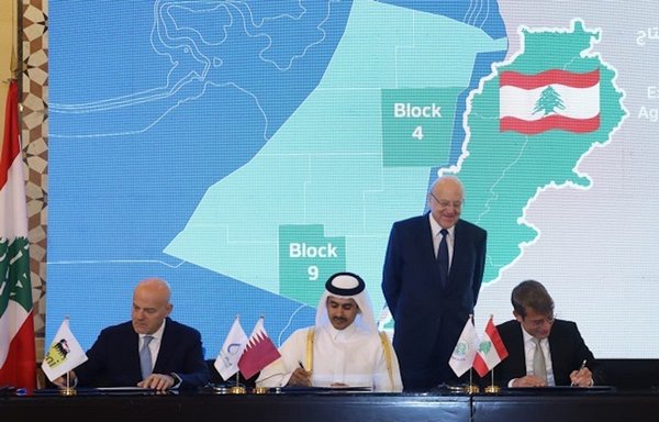 نجیب میقاتی، نخست‌وزیر موقت لبنان، در دی‌ماه در مراسم امضای توافقنامه‌های اصلاح‌شدۀ اکتشاف گاز طبیعی در بلوک‌های ۴ و ۹ شرکت کرده است. پس از خروج شرکت روسی «نواتک»، شرکت «قطر انرژی» با شرکت فرانسوی «توتال انرژی» و شرکت ایتالیایی «ای‌ان‌آی» وارد این کنسرسیوم شد. [دفتر نخست‌وزیر لبنان]