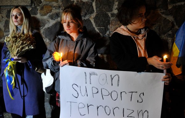 پس از اصابت انبوهی از پهپادهای انتحاری به کی‌یف که ایران آنها را به روسیه فروخته بود و کشته شدن حداقل سه نفر در پایتخت اوکراین، مردم روز ۲۵ مهر در مقابل سفارت ایران در این شهر دست به تظاهرات زده‌اند. [سرگئی چوزاوکوف/ خبرگزاری فرانسه]