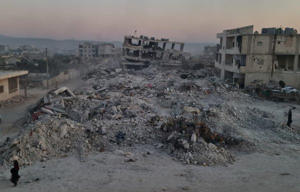 شهر جندریس در شمال سوریه در زلزلۀ روز ۱۷ بهمن ترکیه و سوریه ویرانی‌های زیادی را متحمل شد. با توجه به امکان فرو ریختن برخی از ساختمان‌هایی که همچنان پابرجا هستند، افراد بسیاری ناگزیر به چادرها نقل مکان کرده‌اند. [رمضان سلیمان]