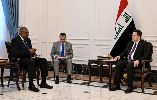 لوید آستین، رئیس پنتاگون، (نفر سمت چپ) روز ۱۶ اسفند در سفر اعلام‌نشده به عراق با محمد شیاع السودانی، نخست‌وزیر عراق، دیدار کرد. [حساب توئیتری ‎@SecDef]
