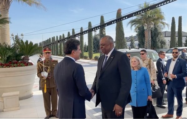 روز ۱۶ اسفند، نچیروان بارزانی، رئیس اقلیم خودمختار کردستان عراق، از لوید آستین، وزیر دفاع ایالات متحده، استقبال می‌کند. [عکس از روی ویدیوی منتشرشده در حساب توئیتری ‎@SecDef]