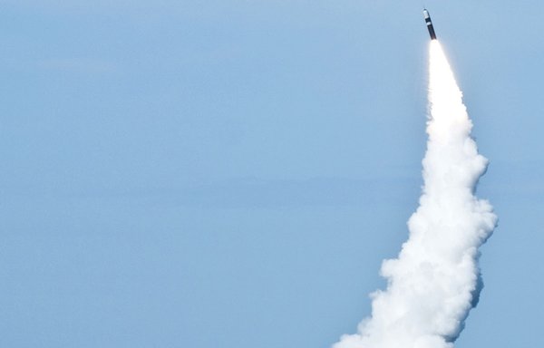 كل غواصة صواريخ باليستية تابعة للبحرية الأميركية من فئة أوهايو، تحمل ما يصل إلى 20 صاروخا برؤوس حربية متعددة ومهيأة للاستهداف بشكل مستقل. [البحرية الأميركية]