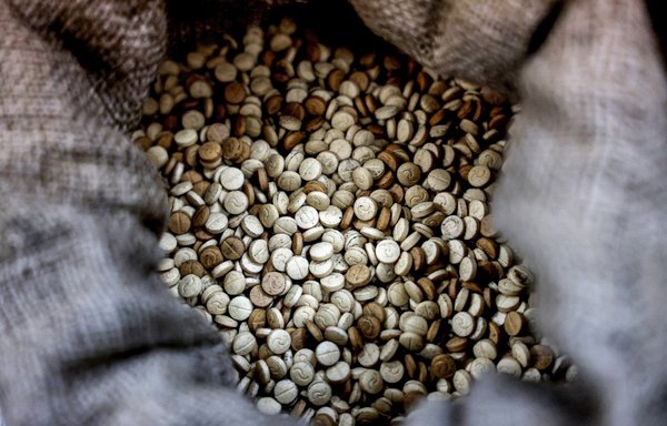 صورة التقطت في 27 تموز/يوليو لكمية من حبوب الكبتاغون المصادرة في مقر الشرطة القضائية في بلدة كفرشيما جنوبي بيروت. وحولت تجارة الكبتاغون سوريا إلى أحدث دولة منتجة للمخدرات في العالم، وتمتد جذروها عميقا في دولة لبنان المجاورة في ظل انهيار اقتصادها. [جوزيف عيد/وكالة الصحافة الفرنسية]